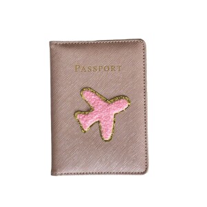 Różowa okładka na paszport z samolotem